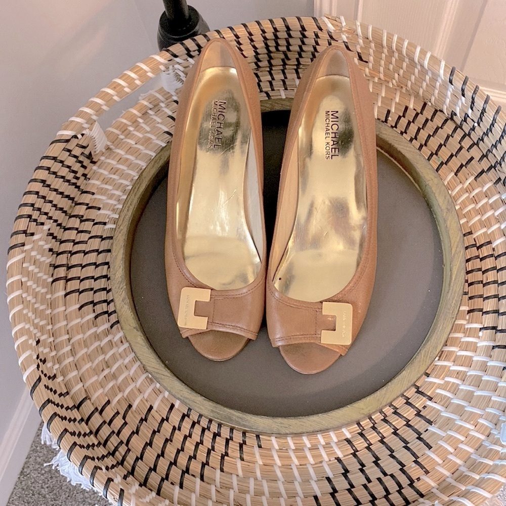 MICHAEL KORS Wedges leather peep toe Brown w/gold MK buckle size 8.5 EUC